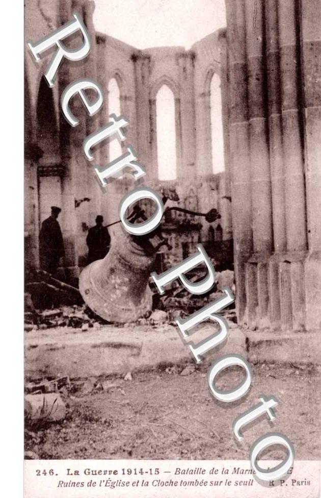 bataille de la Marne - ruines de l'eglise et la cloche tombee sur le seuil