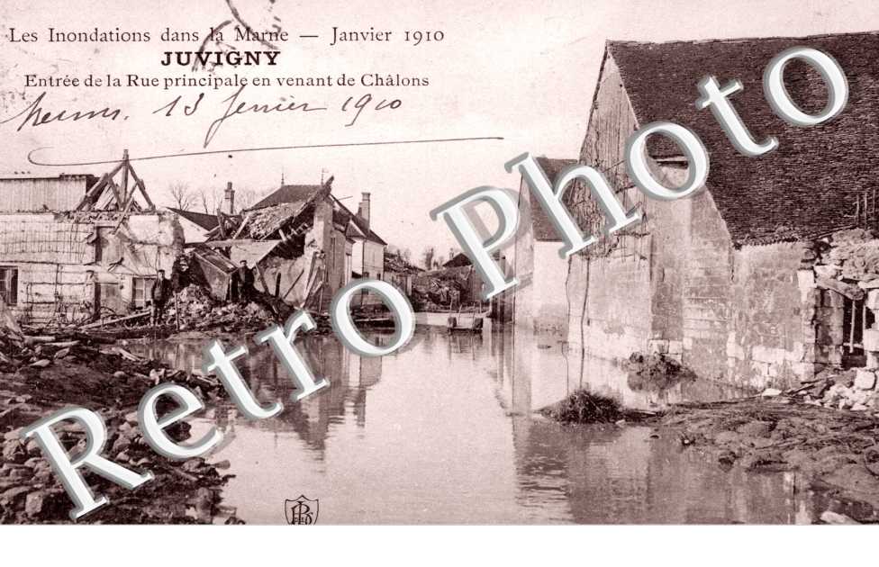 Les inondations dans la Marne, entree de la rue principale en venant de chalons