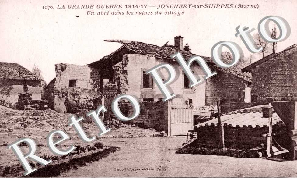 un abri dans les ruines du village