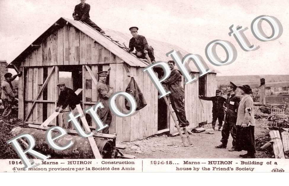 Construction d'une maison provisoire par la Societe des Amis