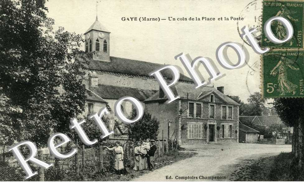 un coin de la place et la poste