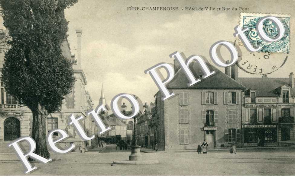 Hôtel de Ville et rue du Pont