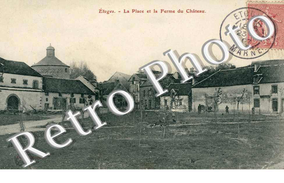 La Place et la Ferme du Chateau