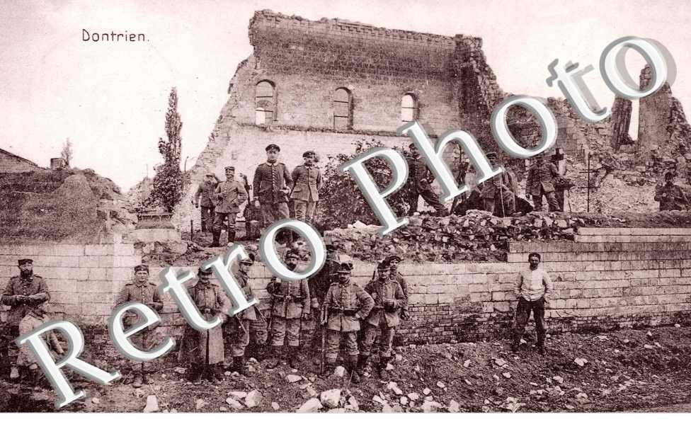des hommes en uniformes et des ruines