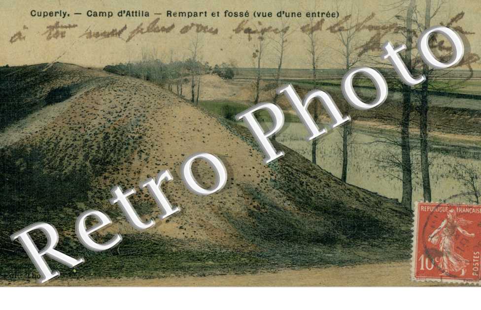 Camp d'Attila, Rempart et fosse (vue d'une entree)