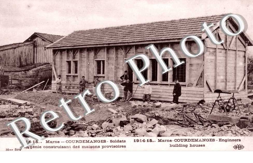 Soldats du Genie construisant des maisons provisoires