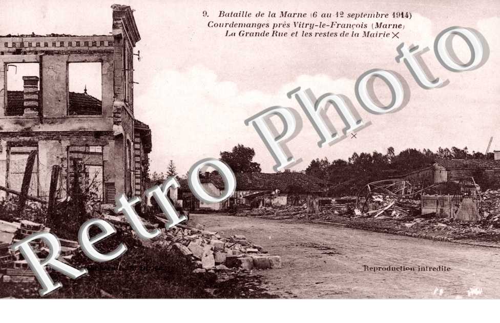 La grande rue et les restes de la Mairie