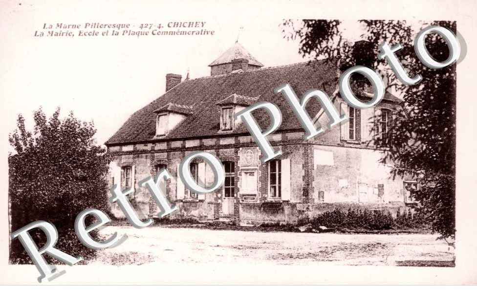 la Mairie, ecole et la plaque commemorative