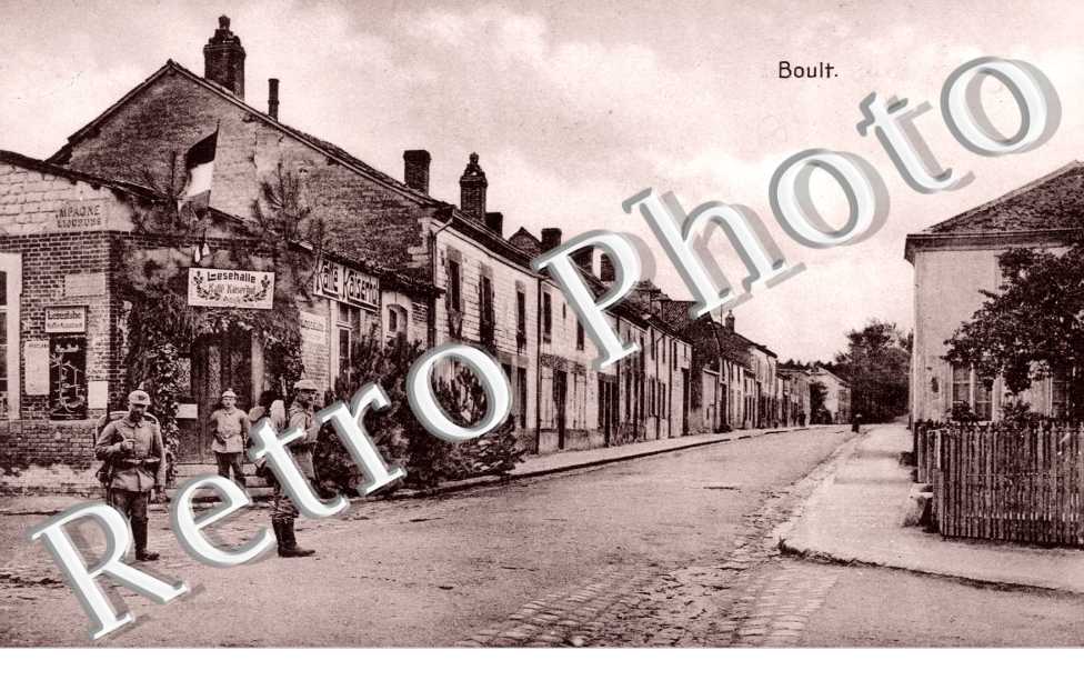 Vue interieure du Village et des soldats allemands