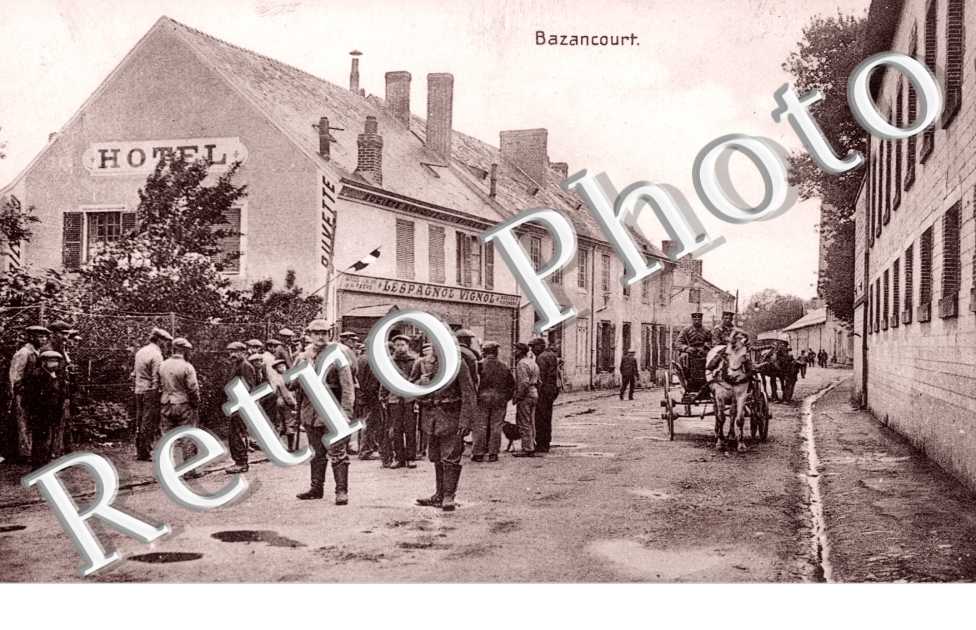 (une rue et ses soldats)
