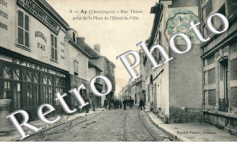 Rue Thiers prise de la Place de l'Hôtel de Ville