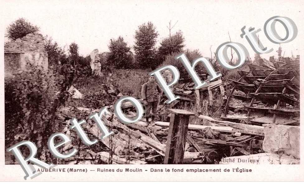 Ruines du Moulin, dans le fond emplacement de l'Eglise