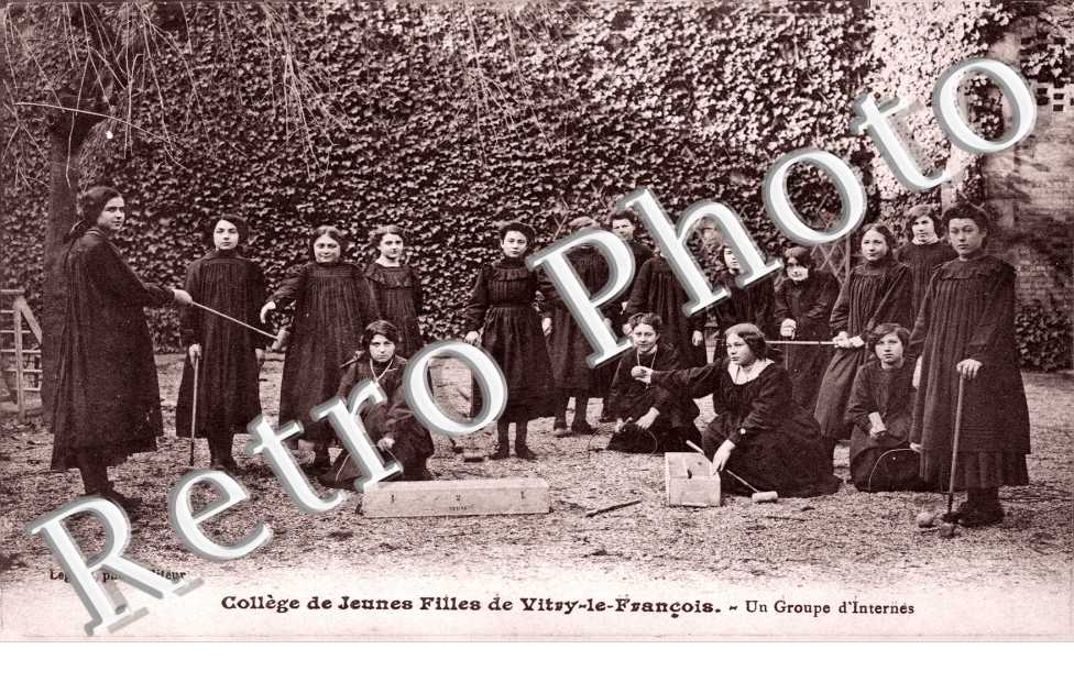 College de jeunes filles,  un groupe d'internes