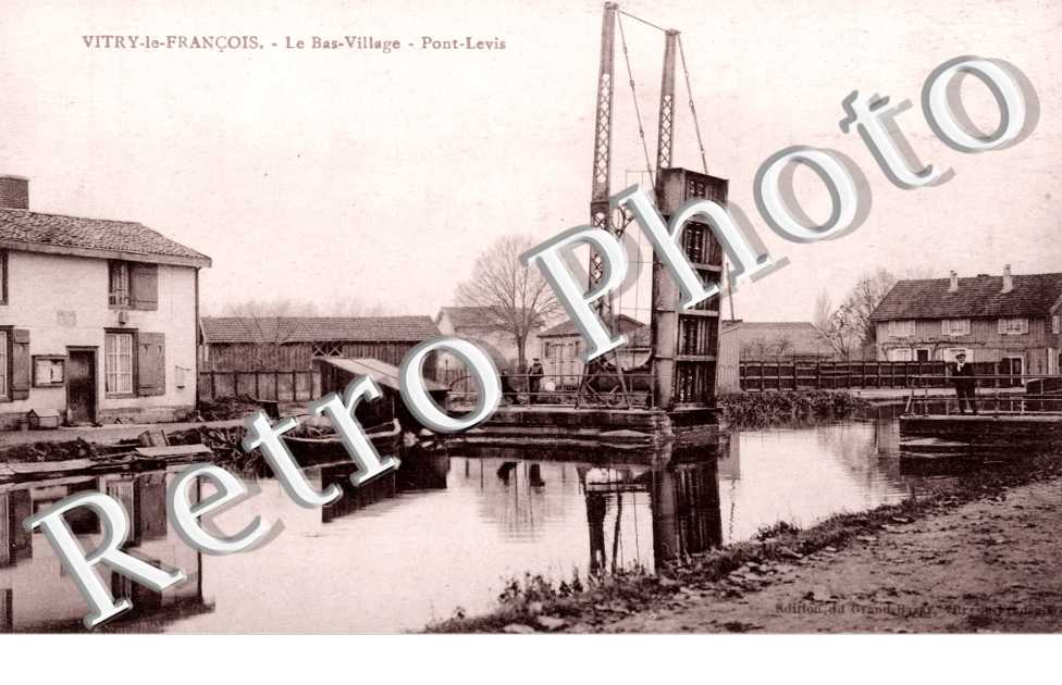 Le Bas Village, Pont Levis