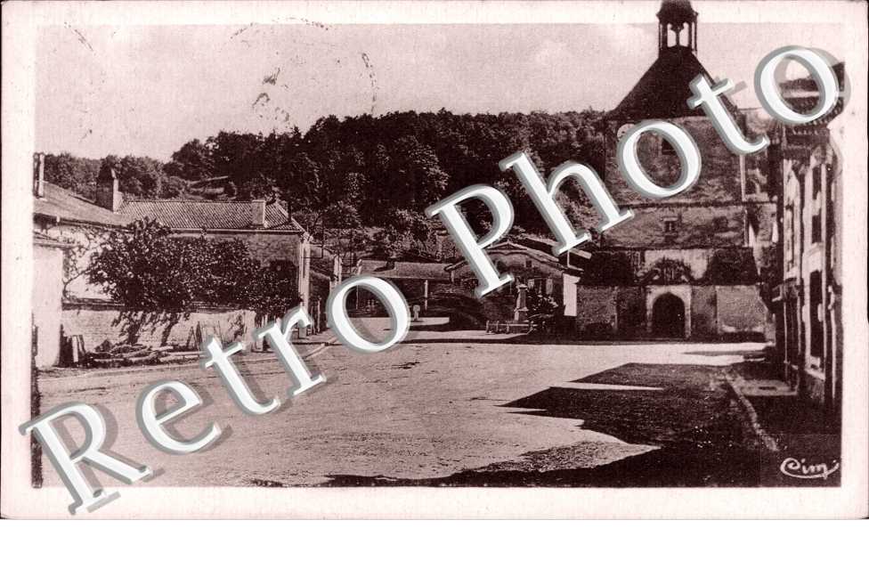 la place, le monument et l' eglise