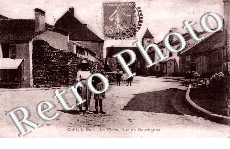 la place, rue de Bourbonne