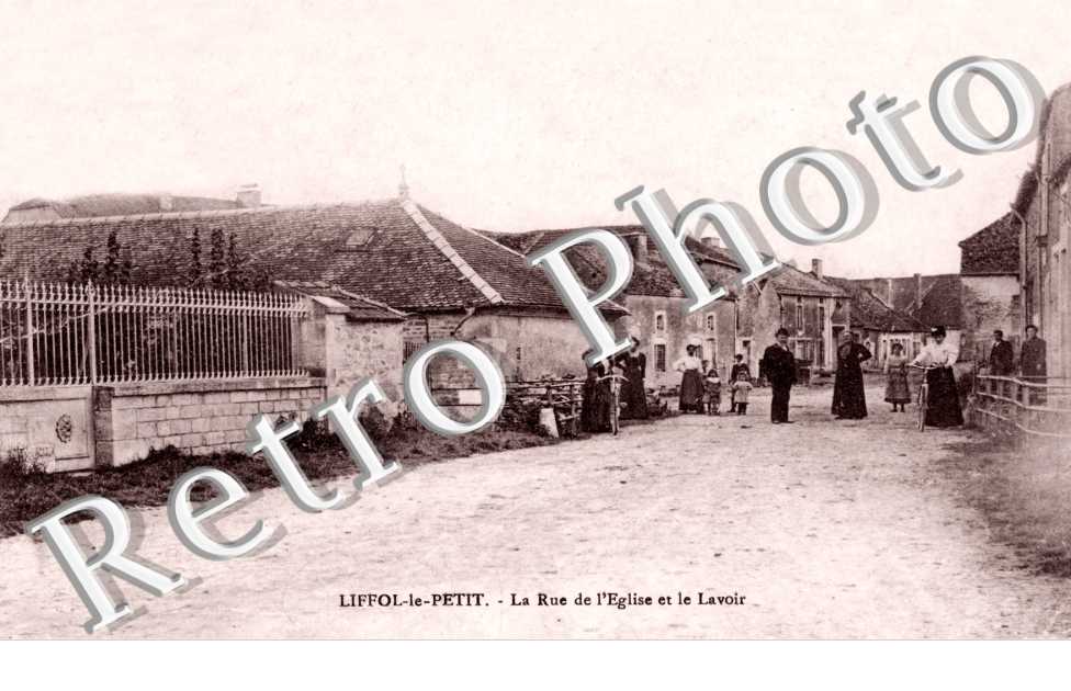 la rue de l'eglise et le lavoir