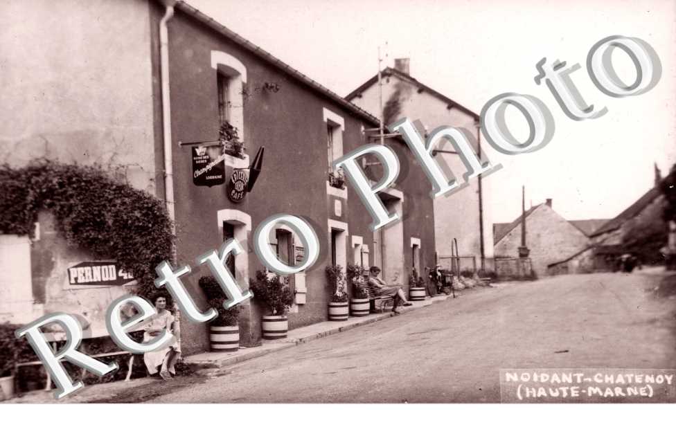 Une rue - Epicerie - café - tabac