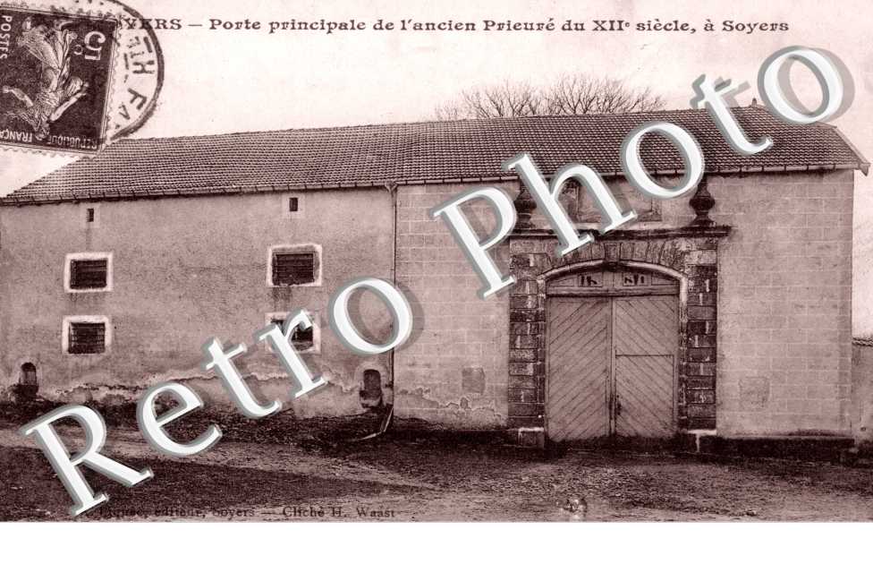 porte principale de l' ancien prieure du XIIe siecle