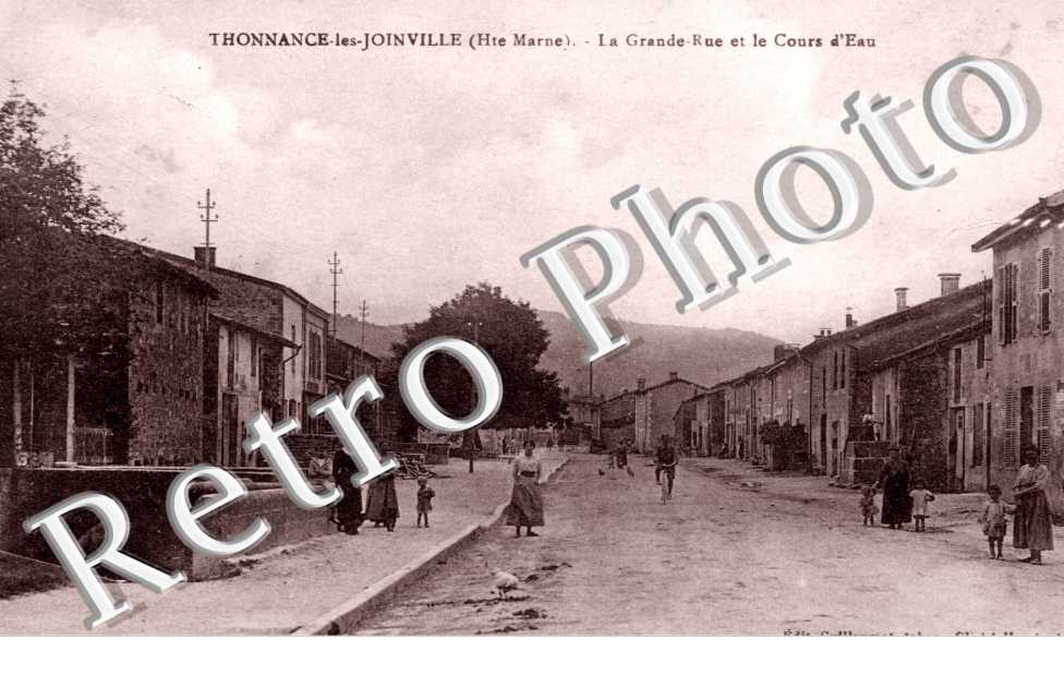 La grande rue et le cours d'eau