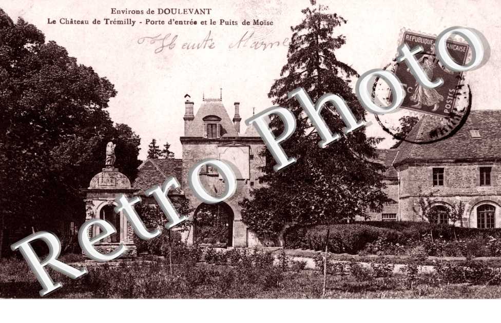 le chateau de Tremilly, porte d'entree et le puits de Moise