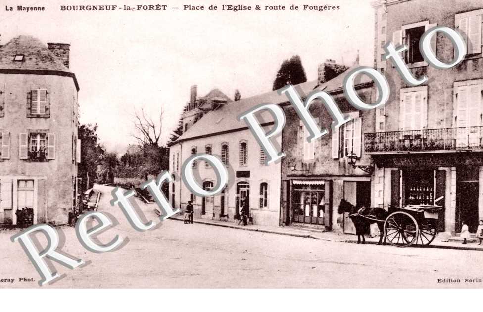 La Place de l'Eglise et Route de Fougeres