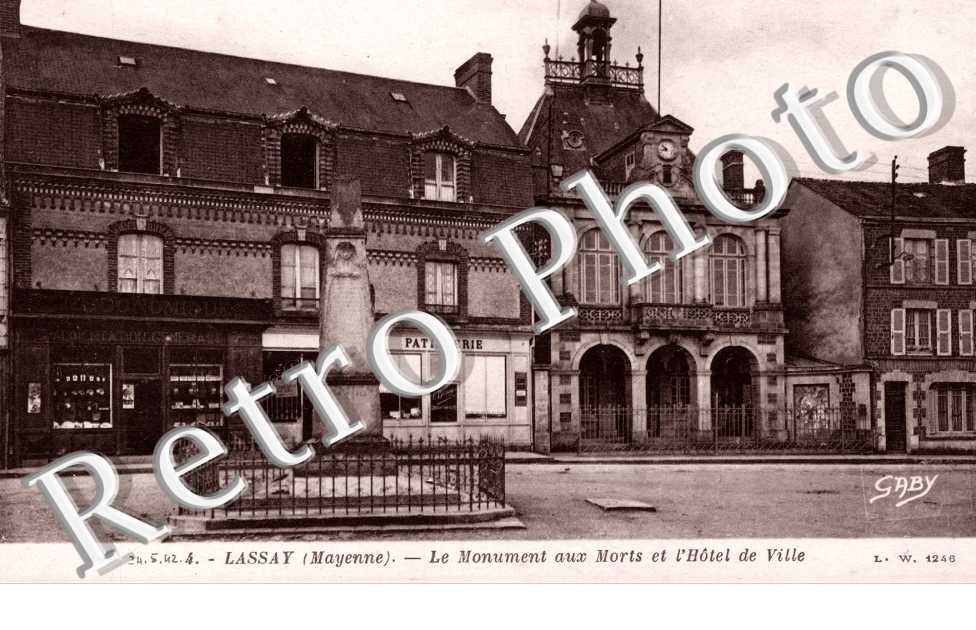 Le monument  aux morts et l'Hotel de ville