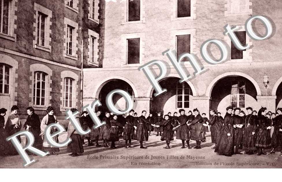 ecole primaire superieure de jeunes filles - en recreation