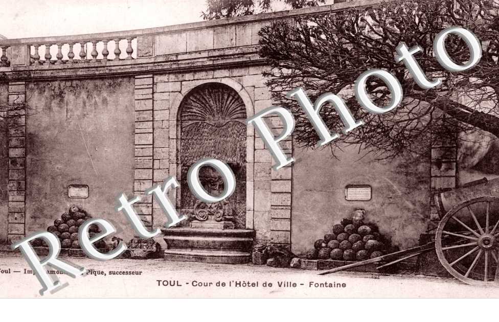 Cour de l'Hotel de Ville - Fontaine