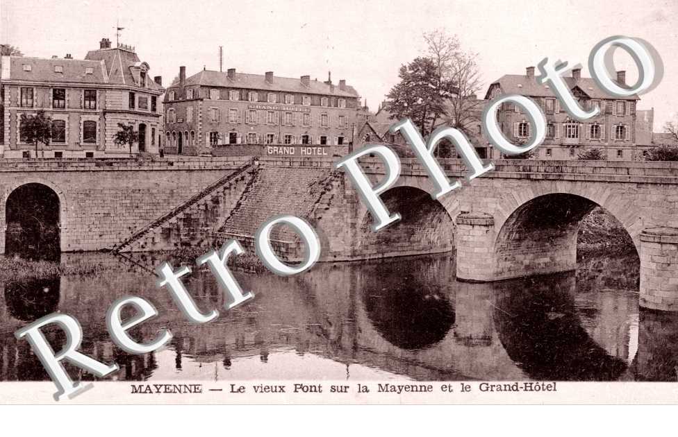 Vieux Pont sur la Mayenne et Grand Hotel