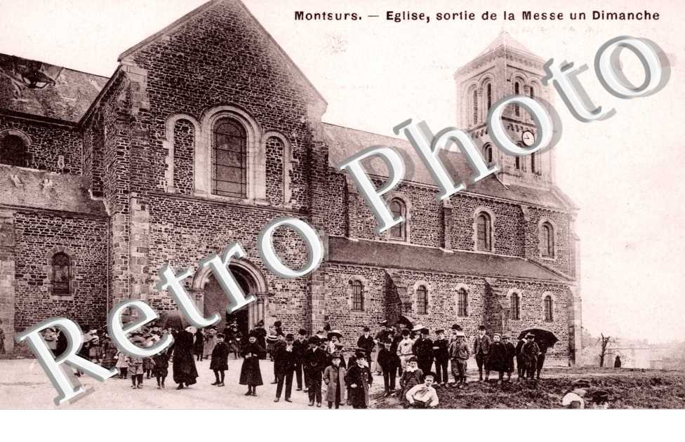 eglise, sortie de la messe un dimanche