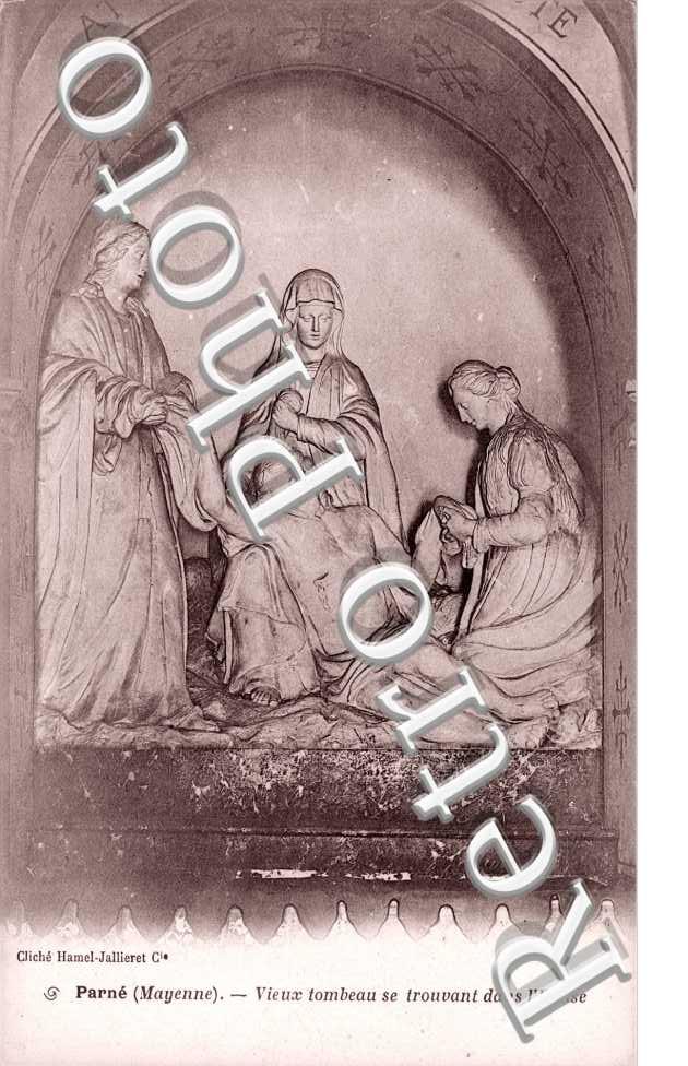  vieux tombeau se trouvant dans l'église