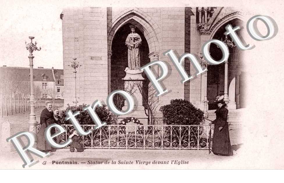 Statue de la Sainte vierge devant l'eglise