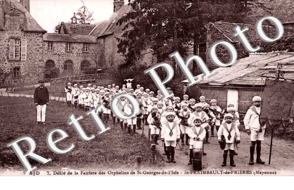 defile de la fanfare des petits orphelins de Saint Georges de l'Isle