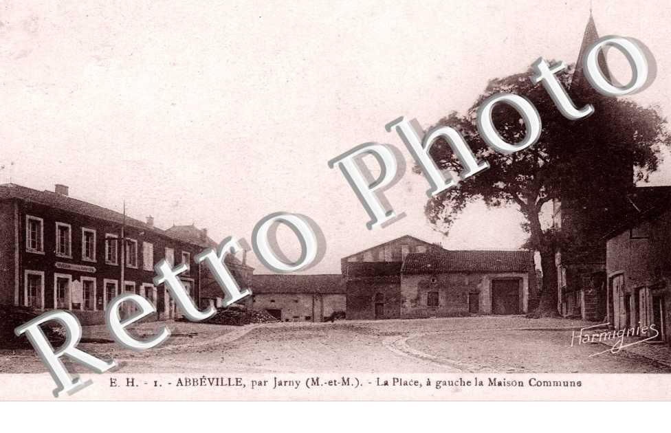 la place, a gauche la maison commune