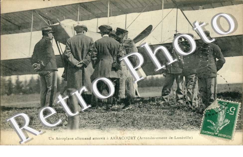 un Biplan militaire allemand atterrit