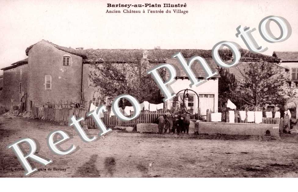 Ancien chateau a l'entree du village