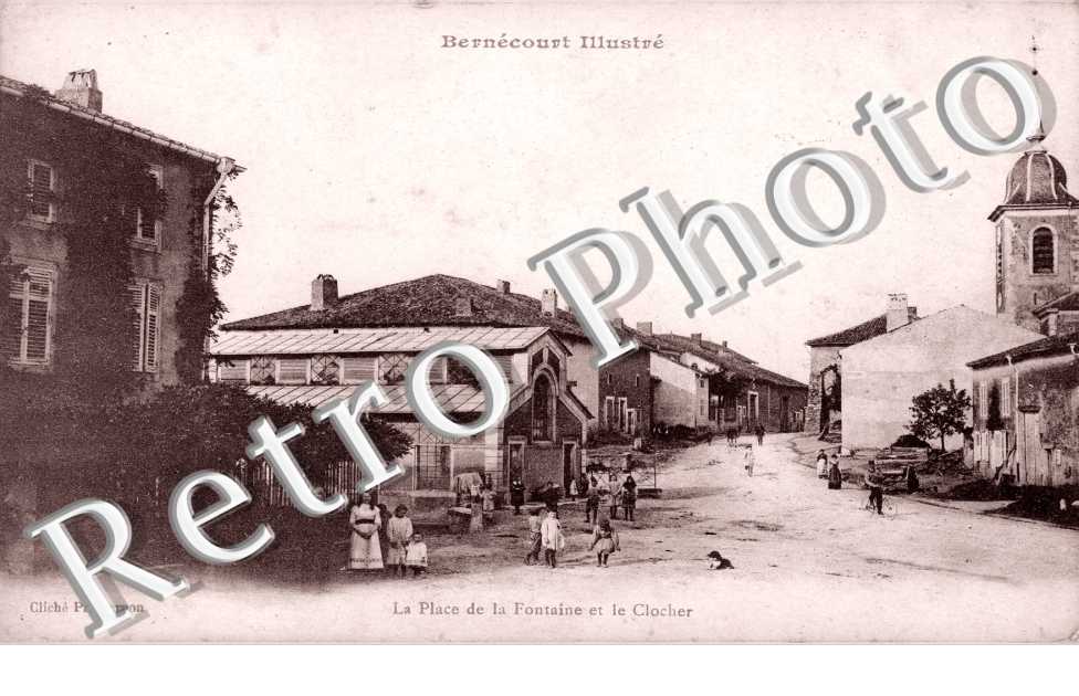 La place de la fontaine et le clocher