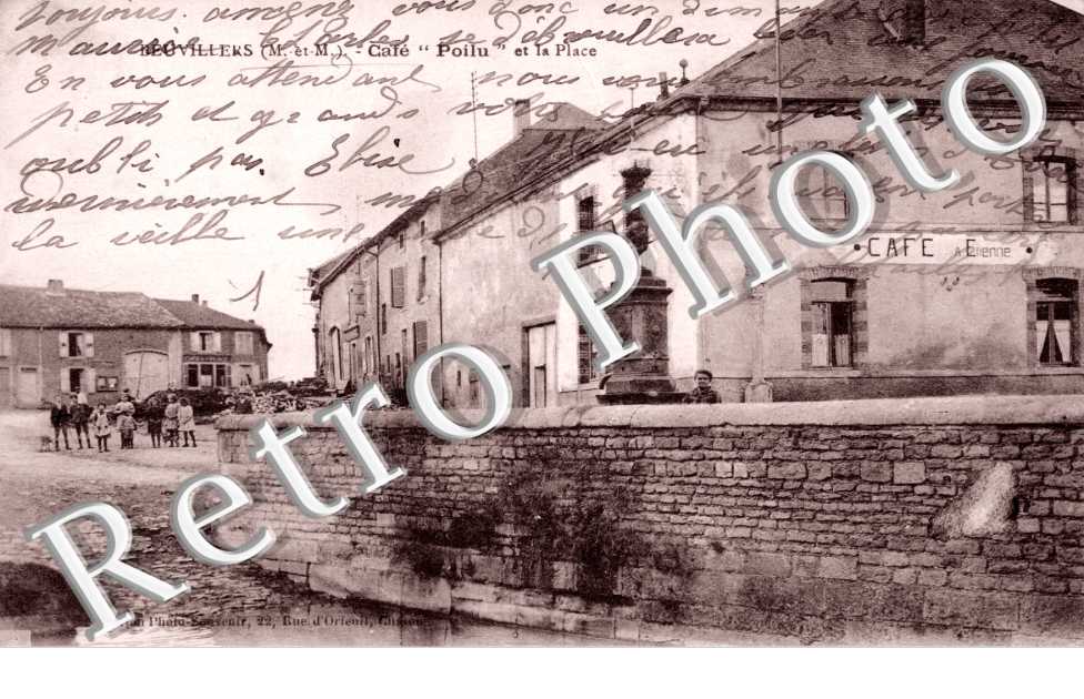 Cafe "Poilu" et la place