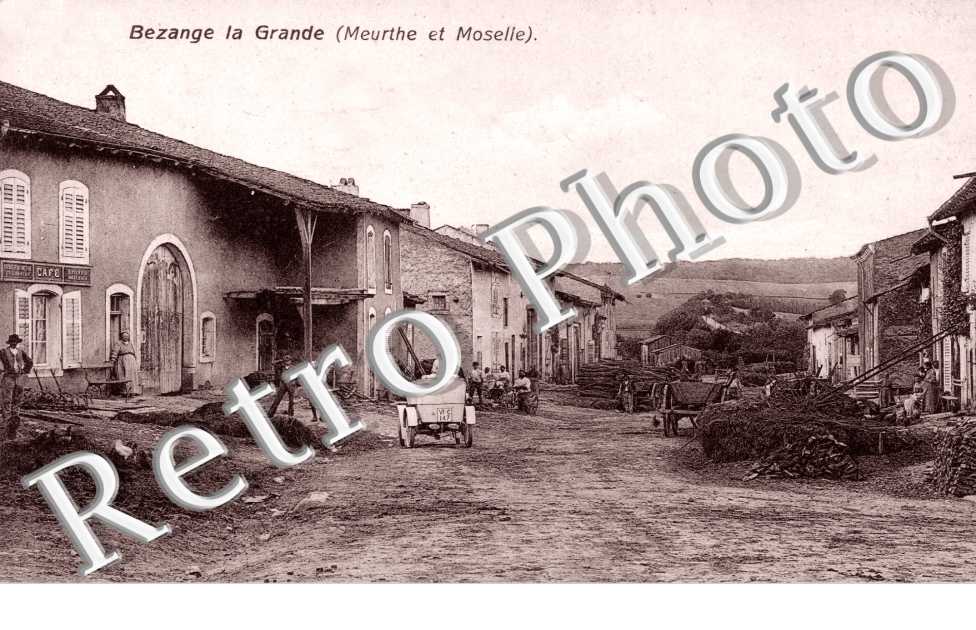 ( une rue du village )