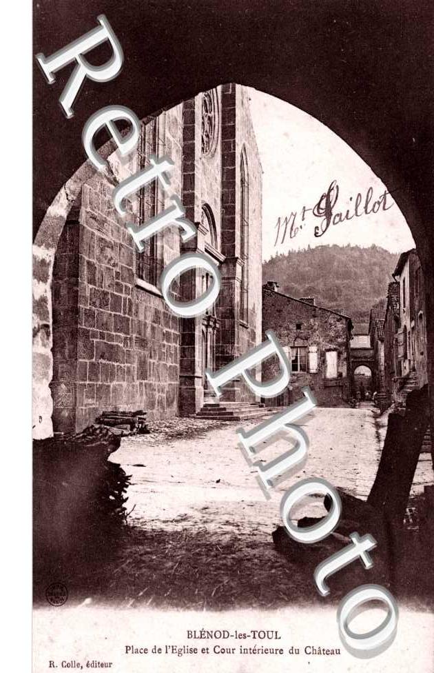 Place de l'Eglise et Cour interieur du Chateau