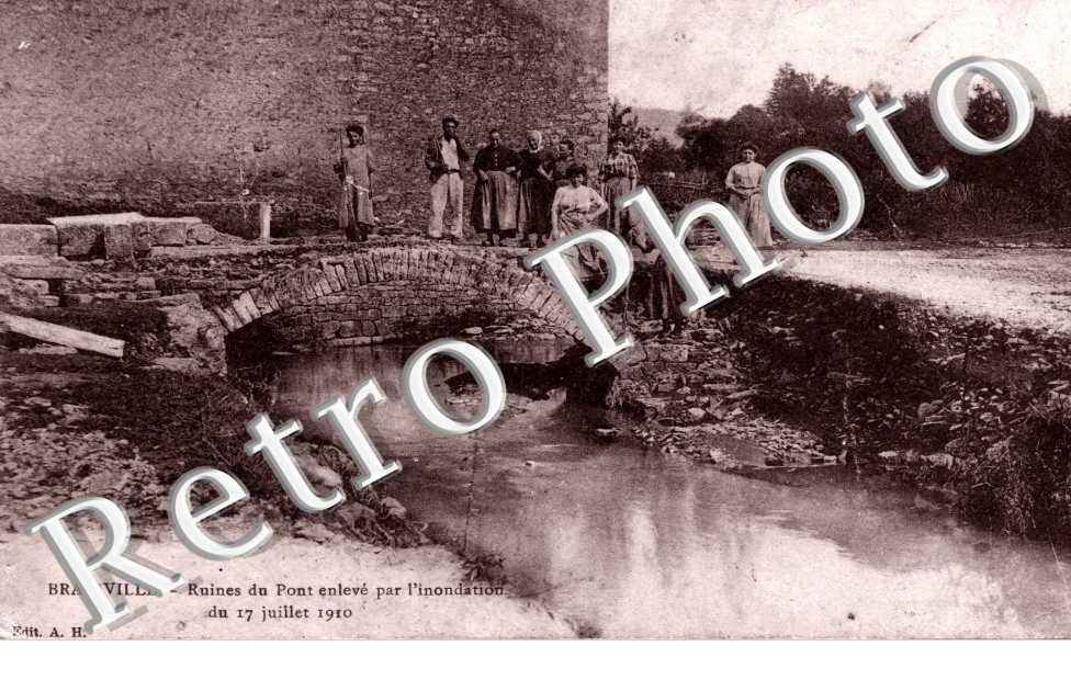 Ruines du pont enleve par l'inondation de 17 juillet 1910