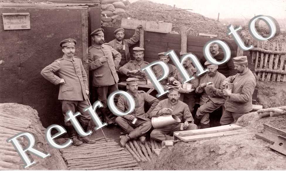 Un Groupe de Militaires cassant la croute