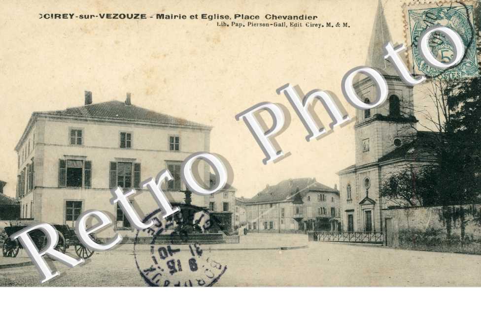 Mairie, eglise - place Chevandier