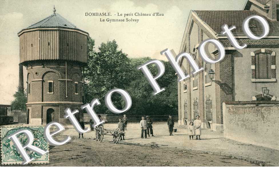 Le chateau d'eau et le gymnase Solvay