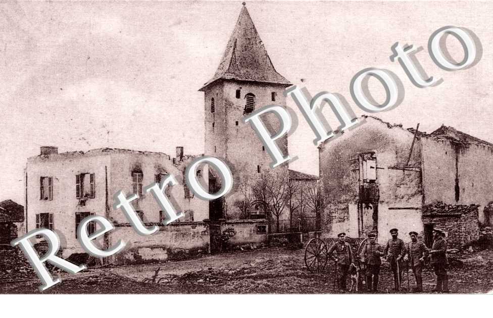( des soldats posant devant les ruines )