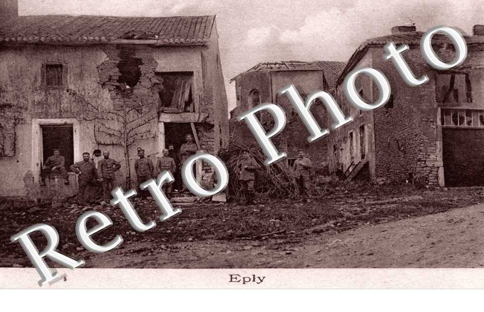( des soldants posant devant une maison en ruines )