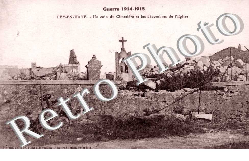 Un coin du Cimetiere et les decombres de l'Eglise