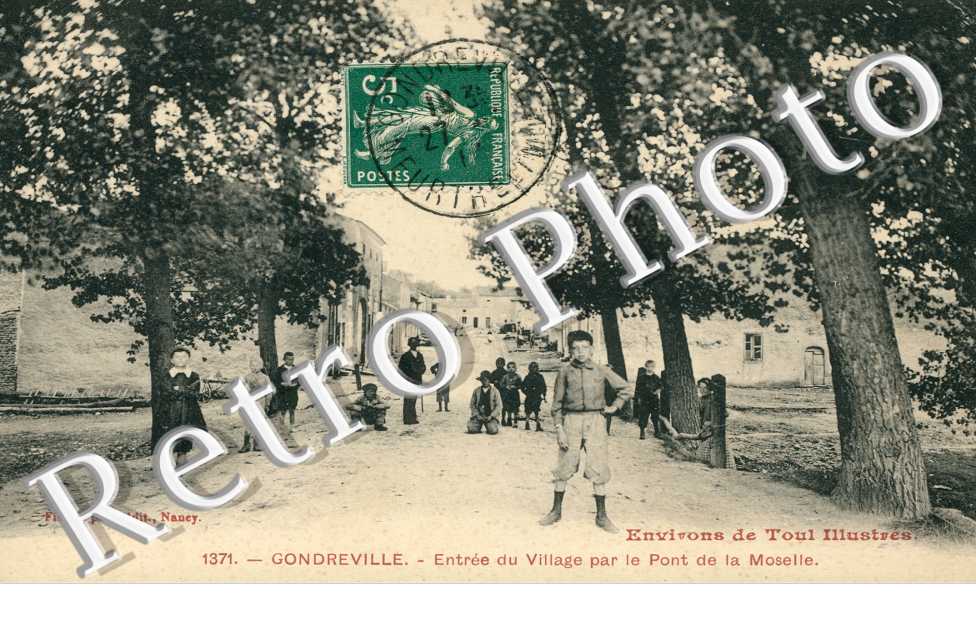 entree du village par le pont de la Moselle