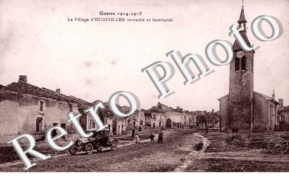 Rue Incendiee et bombardee
